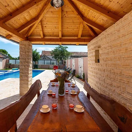 Gorgeous In Casa de Férias Benkovac